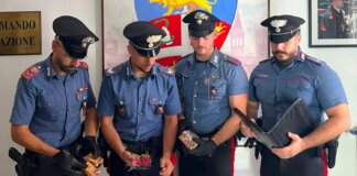 Ha due chili di hashish nel cruscotto dell’auto, arrestato a un posto di blocco