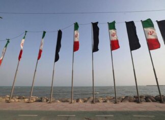 Iran, per Trump tre possibili strategie per battere Teheran. Araghchi: “Noi potenza invincibile”