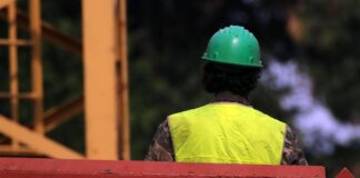 Lavora sul balcone e precipita dal quarto piano di una palazzina ad Ercolano, morto operaio 54enne