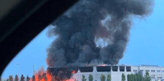 Maxi incendio a Finale Emilia, in fiamme capannone industriale. L’Ausl: “Finestre chiuse e condizionatori spenti”