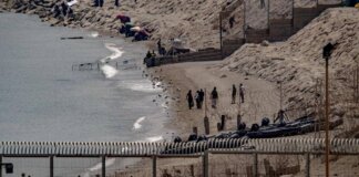 Migranti, Parlamento europeo condanna regolarizzazione Spagna: “Più protezione frontiere”