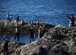Migranti, Ue: “Controlli frontiera Italia-Spagna temporanei”. Nuovo attacco di Madrid a Roma
