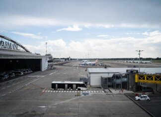 Milano, mezzo urta muso di un aereo a Linate: disagi già rientrati