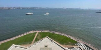 New York, barca si ribalta a Liberty Island: morti una donna e un neonato