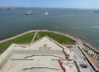 New York, barca si ribalta a Liberty Island: morti una donna e un neonato