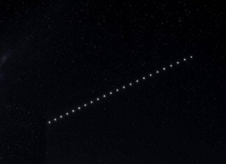 “Non è un aereo, non sono stelle”, il ‘treno di luci’ in cielo: il mistero dell’8 agosto