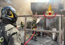 Fiamme in un piazzale di rimessaggio a Vinci: due intossicati, brucia anche l’abitazione del titolare