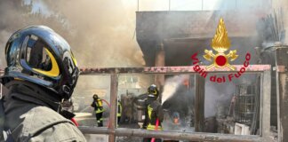 Fiamme in un piazzale di rimessaggio a Vinci: due intossicati, brucia anche l’abitazione del titolare