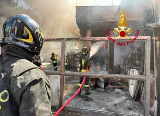 Fiamme in un piazzale di rimessaggio a Vinci: due intossicati, brucia anche l’abitazione del titolare
