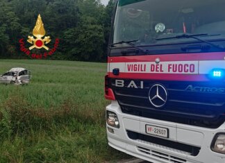 Escono di strada e si ribaltano più volte con l’auto: due feriti a Vicchio