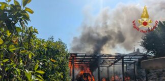 Capanno in fiamme: cinque unità e due mezzi impegnati nello spegnimento