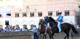 Palio di Siena, la Contrada dell’Onda vince la prima prova