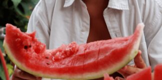 Poche calorie e tanti benefici, la ‘scoperta’ sulla buccia di anguria: “Non buttatela”