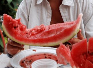 Poche calorie e tanti benefici, la ‘scoperta’ sulla buccia di anguria: “Non buttatela”