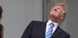 Trump, faccia a faccia con l’eclissi: occhi puntati al sole e niente occhiali