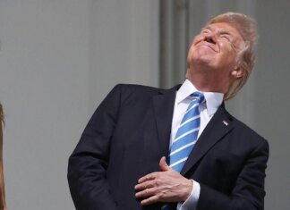 Trump, faccia a faccia con l’eclissi: occhi puntati al sole e niente occhiali