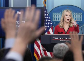 Trump, la portavoce Karoline Leavitt lascia l’incarico. Il presidente: “La capisco”