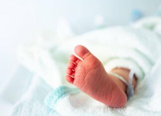 Va in ospedale con forti dolori e due ore dopo diventa mamma: la storia di Anna Wolfe, che non sapeva di essere incinta