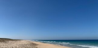 Vacanze al mare, l’effetto-trappola della sabbia: dalle passeggiate ai racchettoni ecco le insidie della vita da spiaggia