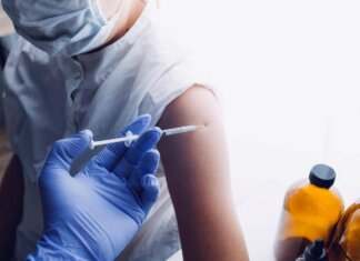 Vaccini ai bambini, tutti contro Trump: “Perderà guerra ai virus, nuovo ordine esecutivo una follia”