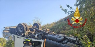 Fuori strada con il furgone della pulizia ambientale, 27enne in ospedale