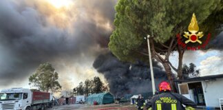 In fiamme un deposito di auto in via Aurelia Nord: paura per il vicino deposito di carburante