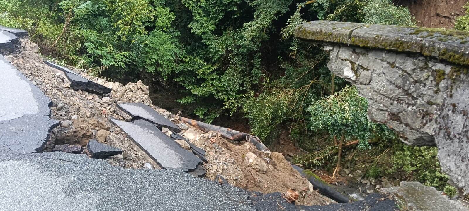 frana sulla provinciale di bagnone distrutti 100 metri di condotta irrigua un disastro per l8217agricoltura da Corrieretoscano.it frana sulla provinciale di bagnone distrutti 100 metri di condotta irrigua un disastro per l8217agricoltura
