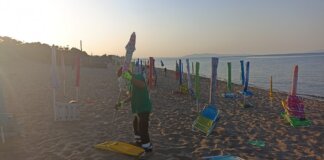 Stop ai posti ‘prenotati’ in spiaggia: scattano i sequestri notturni a Castiglione della Pescaia la spiaggia libera