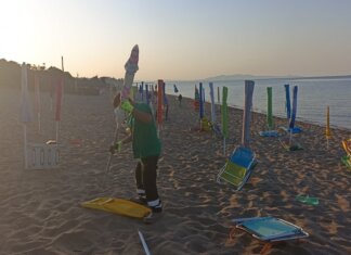 Stop ai posti ‘prenotati’ in spiaggia: scattano i sequestri notturni a Castiglione della Pescaia la spiaggia libera