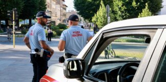 Due banchi di bigiotteria abusivi al mercato settimanale di Empoli: multa e sequestro della merce