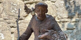 Cortona, all’eremo de Le Celle la scultura San Francesco e il lupo di Ugo Riva statua san francesco cortona