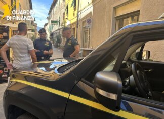 Si finge finanziere per controllare presunte banconote false: denunciato per truffa e sostituzione di persona