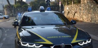 Lucca, sequestrate 310 carte dei Pokémon senza marchio CE al Luna Park Vettura Guardia di Finanza