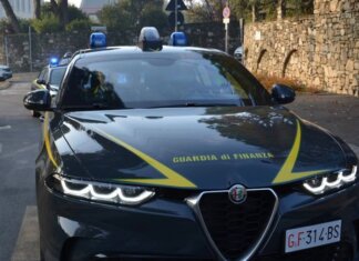 Lucca, sequestrate 310 carte dei Pokémon senza marchio CE al Luna Park Vettura Guardia di Finanza