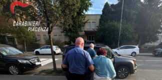 A 74 anni si innamora online di cantante rock ma è una truffa: bloccata mentre stava per fargli un bonifico di 8.500 euro