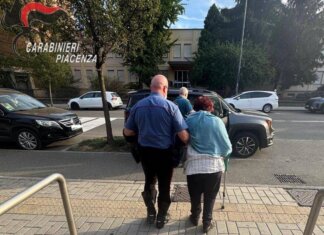 A 74 anni si innamora online di cantante rock ma è una truffa: bloccata mentre stava per fargli un bonifico di 8.500 euro