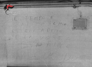 A Napoli arrestato 44enne per maltrattamenti all’ex moglie, sul muro aveva scritto: “Il tempo è scaduto vi uccido”