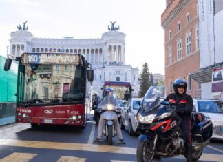 A Roma autobus sempre più ‘ostaggi’ delle auto, nel centro storico viaggiano anche a 1 km l’ora: lo studio
