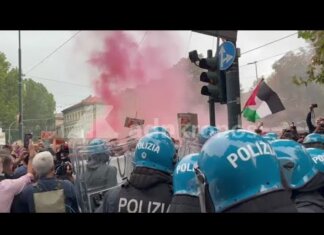 A Torino cori e fumogeni al presidio contro Vannacci: “Vattene”