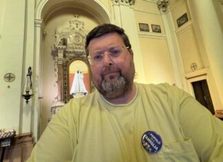 Adinolfi arrestato: “Mi portano in carcere perché scrivo su Facebook”