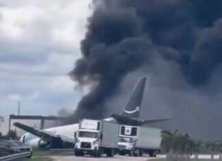 Aereo Boeing 767 cargo di Amazon esce di pista, si schianta e prende fuoco a Miami