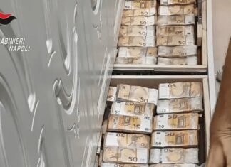 Blitz anticamorra a Napoli, nascosti nel muro Rolex e banconote per più di 3 milioni di euro: la scoperta