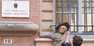 Bologna, manichino di Valditara alle finestre del liceo Minghetti: “Nemico degli studenti”