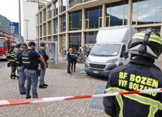 Bolzano, bambina di 5 anni travolta e uccisa da un furgone: la tragedia davanti al centro commerciale