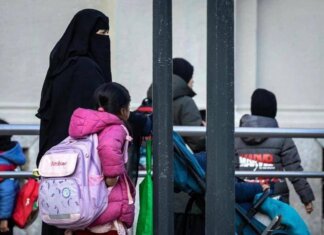Burqa e niqab vietati a scuola, multe fino a 1000 euro. Tetto del 30% per alunni stranieri: la bozza del decreto