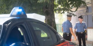 Chiede mille euro e minaccia il negoziante: i carabinieri bloccano l’estorsione in flagranza Carabinieri