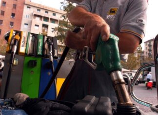 Carburanti, prezzi alle stelle: oggi scattano le nuove accise. Eni fissa il tetto di benzina e gasolio