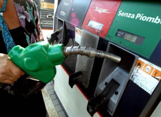 Caro carburanti, Eni: “Da lunedì un tetto ai prezzi di benzina e gasolio per 30 giorni”