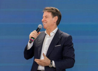 Conte al tavolo della coalizione progressista: “Continuare a inviare armi significa allontanare la pace” Conte al tavolo della coalizione progressista: "Continuare a inviare armi significa allontanare la pace"