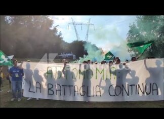 Cori sulla remigrazione e sfottò a Ranucci, l’arrivo dei giovani della Lega a Pontida
